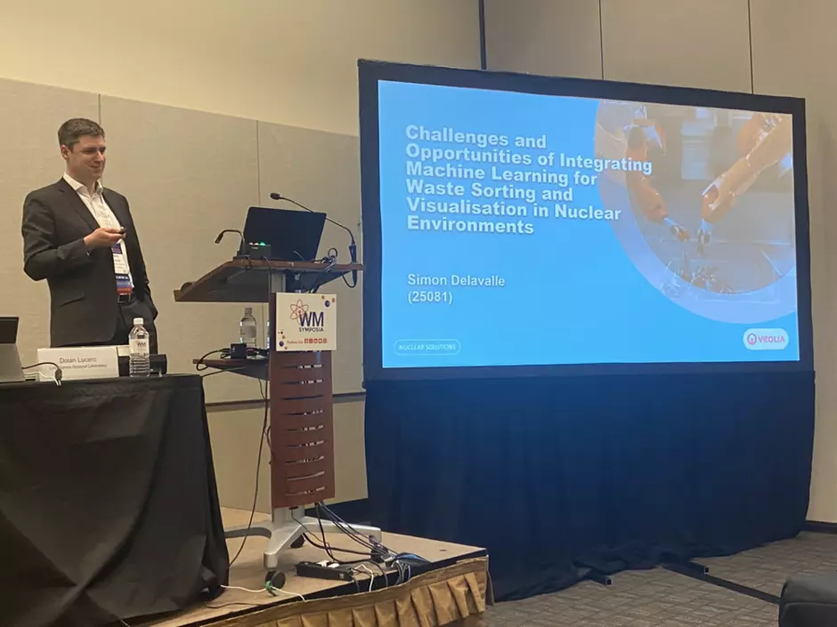 Simon Delavalle Presenting