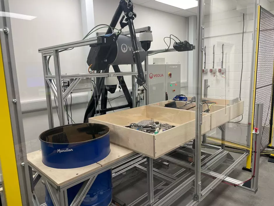 Non-nuclear demonstrator of an autonomous waste sorting system